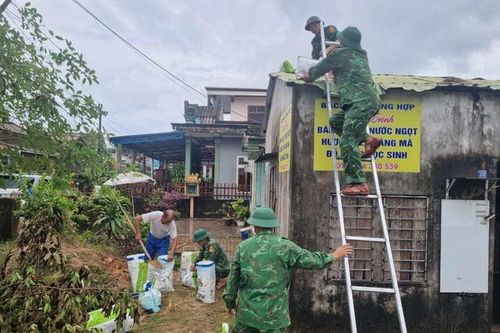 Bộ đội Biên phòng gia cố nhà cửa giúp dân trước khi áp thấp nhiệt đới mạnh lên thành bão