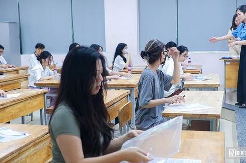 Xem xét hỗ trợ, không thu học phí học sinh vùng bị ảnh hưởng bão lũ