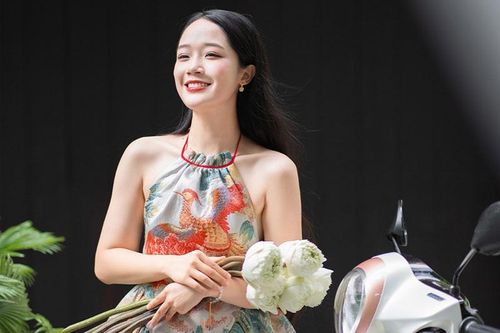 Cao Thùy Linh khoe 'sắc đẹp ngàn cân' bên xe tay ga Yamaha Janus