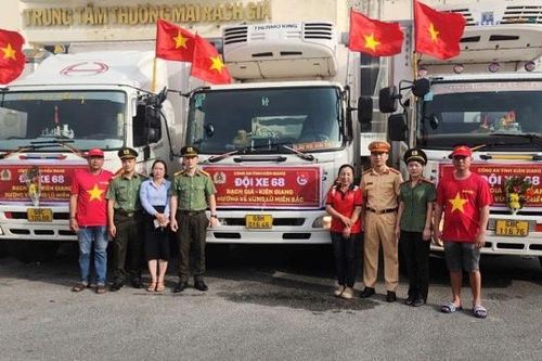 Công an Kiên Giang chuyển 55 tấn hàng hóa cứu trợ đồng bào phía Bắc