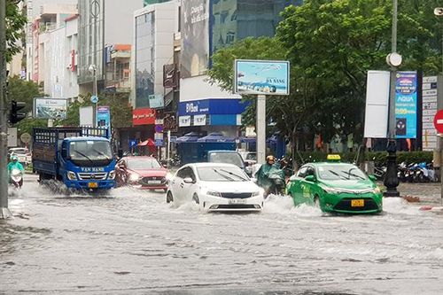 Mưa lớn, nhiều tuyến đường trung tâm Đà Nẵng lại ngập nặng