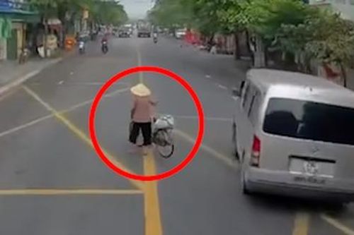 Ô tô lấn làn ngược chiều, suýt đâm trúng bà cụ đang sang đường