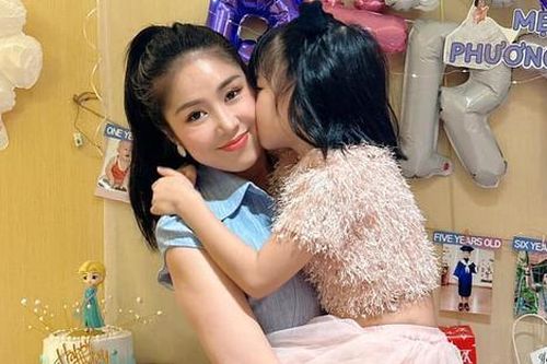 Con gái Lê Phương nói một câu vào đêm Trung thu khiến mẹ nghẹn ngào