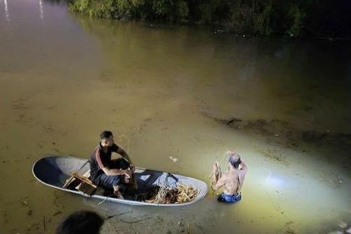 Mặc dòng nước chảy xiết, 2 cha con người nhái lặn sâu 10 mét suốt 12 tiếng cứu nguy cho nghìn hộ dân