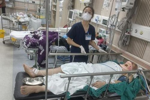 Phóng viên trẻ gặp tai nạn nghiêm trọng, người vợ vừa nuôi 2 con nhỏ, vừa lo chạy chữa cho chồng