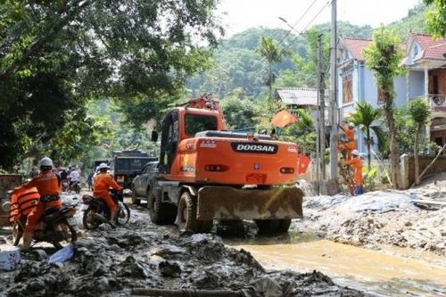 Một ngày theo chân thợ điện Bảo Yên xử lý sự cố bão số 3