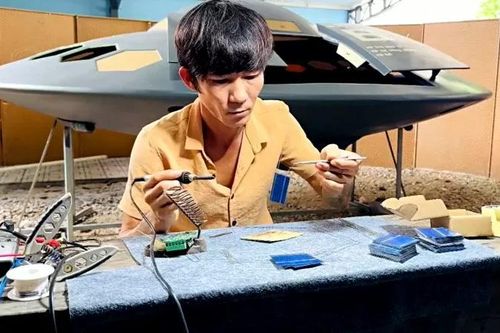 Kiên Giang: Đam mê thiên văn, thanh niên chế đĩa bay như UFO chạy trên nước