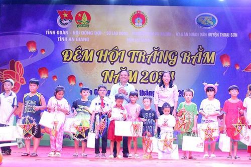 300 phần quà và 50 xe đạp tặng thiếu nhi Thoại Sơn 'Đêm hội trăng rằm'
