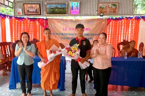 TX. Tịnh Biên khai giảng lớp nhạc ngũ âm và kỹ thuật khắc chữ kinh lá buông