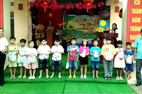 Bí thư Huyện ủy An Phú vui Tết Trung thu với thiếu nhi vùng biên