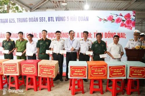 Thăm, tặng quà quân và dân trên đảo Hòn Đốc