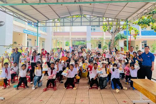 Trao 100 phần quà Trung thu cho thiếu nhi xã Liên Sang