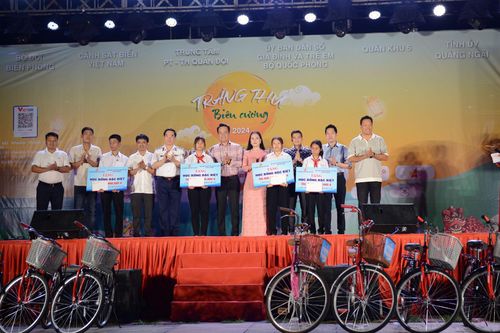 Đêm hội 'Trăng thu biên cương 2024' trên đảo Lý Sơn