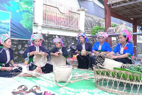 Người Khơ Mú gìn giữ nghề đan lát