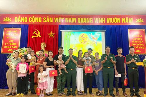 Trao hơn 200 suất quà cho học sinh và con em quân nhân