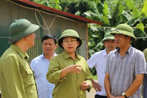 Đồng chí Giàng Thị Dung, Phó Chủ tịch UBND tỉnh kiểm tra tình hình khắc phục bão số 3 tại huyện Bát Xát