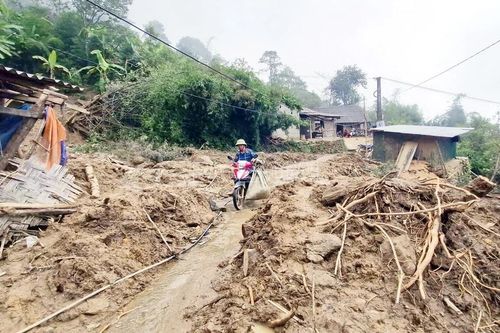 Bài 2: Vùng lũ A Lù vẫn ngổn ngang sau 10 ngày bị cô lập vì mưa lũ