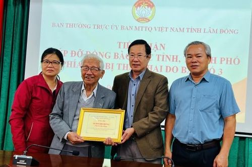 Xúc động hình ảnh cụ ông 92 tuổi ủng hộ gần 1 tháng lương hưu cho bà con các tỉnh phía Bắc bị thiệt hại bão lũ