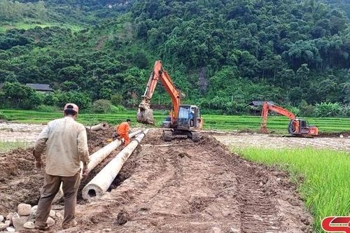 Cấp điện trở lại cho 715 khách hàng sau mưa lũ