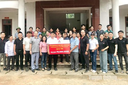Trao 140 triệu đồng cho nhân dân xã ATK huyện Yên Sơn bị ảnh hưởng bởi cơn bão số 3