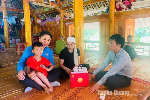 Công đoàn ngành Giáo dục tỉnh hỗ trợ các trường học, giáo viên và học sinh bị ảnh hưởng của bão số 3