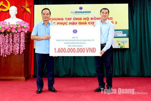 Bộ Y tế trao 1,6 tỷ đồng ủng hộ người dân và nhân viên y tế tỉnh Tuyên Quang