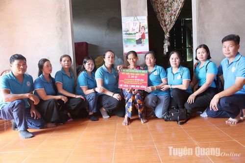 Trao 35 triệu đồng hỗ trợ gia đình có người thiệt mạng do thiên tai