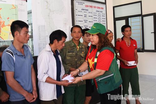 Hội thiện nguyện Lan tỏa yêu thương tỉnh Bình Thuận tặng quà tại xã Tri Phú