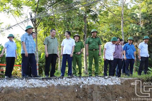 Đồng chí Chủ tịch UBND tỉnh kiểm tra việc khắc phục hậu quả mưa bão tại Định Hóa