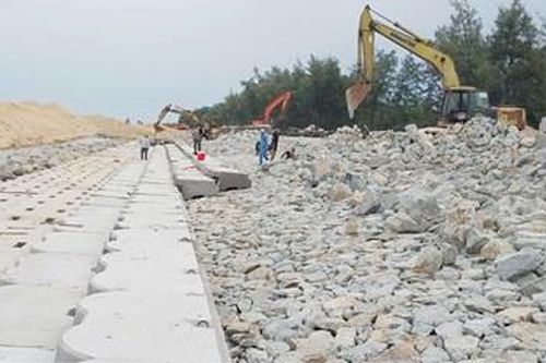 Thi công kè biển 'vượt' mưa bão