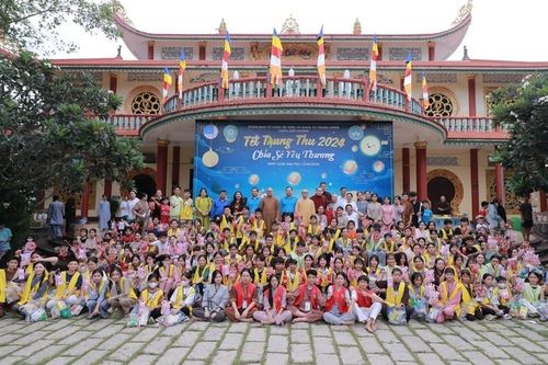 Tết Trung thu - 'Đêm hội trăng rằm' san sẻ yêu thương đến thiếu nhi tại nhiều địa phương
