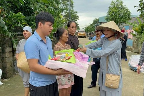 Chùa Phước Minh, Vạn Phước, Quảng Liên (BR-VT) cứu trợ bà con vùng bão lũ tỉnh Phú Thọ, Yên Bái