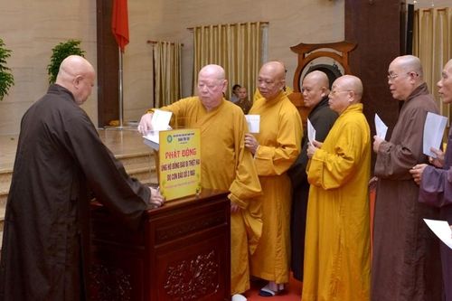 Tăng Ni, Phật tử TP.HCM về Việt Nam Quốc Tự ủng hộ đồng bào bị thiệt hại do bão lũ