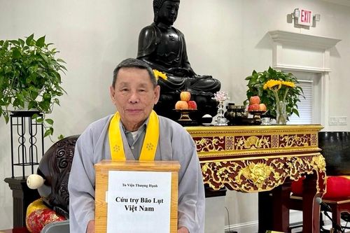 Tu viện Thượng Hạnh và Cát Trắng (Hoa Kỳ) trao 200 triệu đồng ủng hộ bà con bị thiệt hại do bão lũ