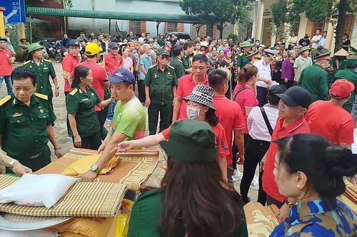 Yên Bái: Nhiều suất quà hỗ trợ người dân bị thiệt hại do bão số 3