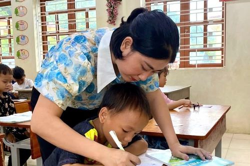 Ấm áp ngày đầu tiên trở lại trường của học sinh Yên Bái sau trận mưa lũ lịch sử