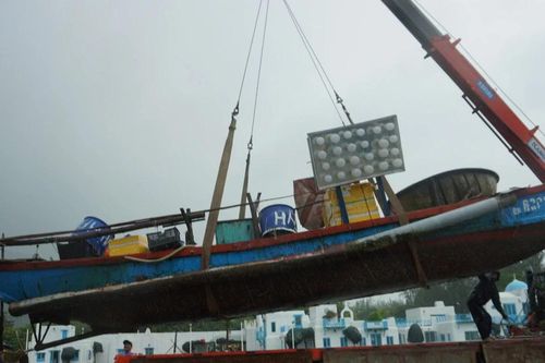 Mưa lớn gây ngập cục bộ, người dân Đà Nẵng hối hả chống bão số 4