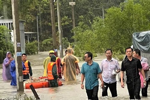 Kiên Giang: Mưa lớn kéo dài, người dân Phú Quốc hối hả di chuyển tài sản