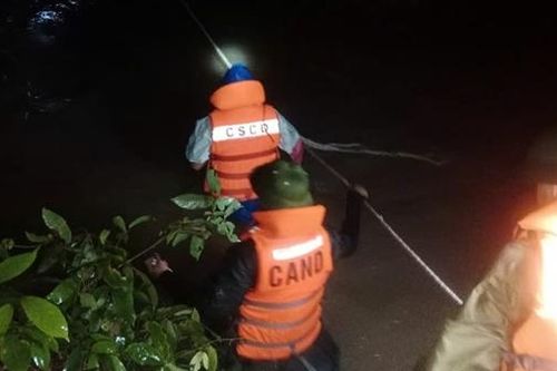 Ngã xe đạp khi qua đập tràn, hai học sinh tiểu học đuối nước thương tâm