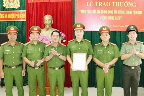 Khen thưởng các tập thể, cá nhân xuất sắc trong khám phá vụ vận chuyển 7,1kg ma túy ở Thái Nguyên