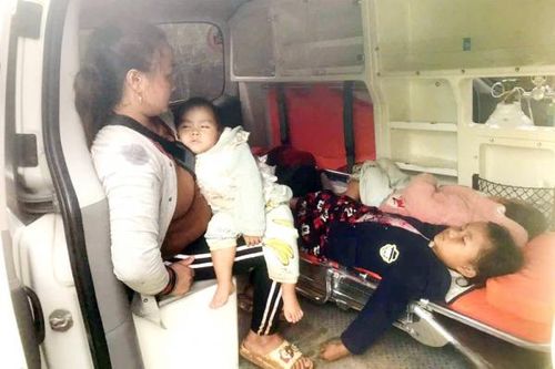 Cấp cứu 4 cháu bé người Lào bị ngộ độc nấm rừng