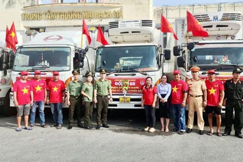 Công an các đơn vị, địa phương tiếp tục hỗ trợ người dân vùng lũ