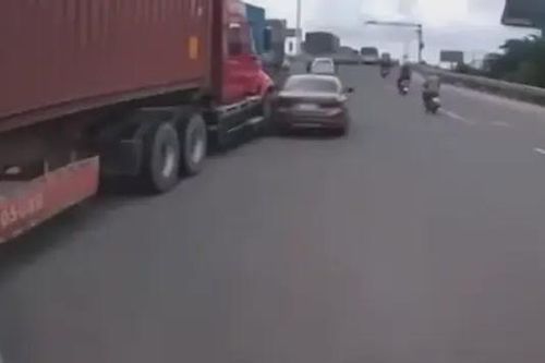 Xe container chuyển làn bất cẩn gây va chạm giao thông