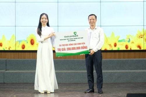 Vietcombank trao học bổng cho sinh viên nhân dịp khai giảng