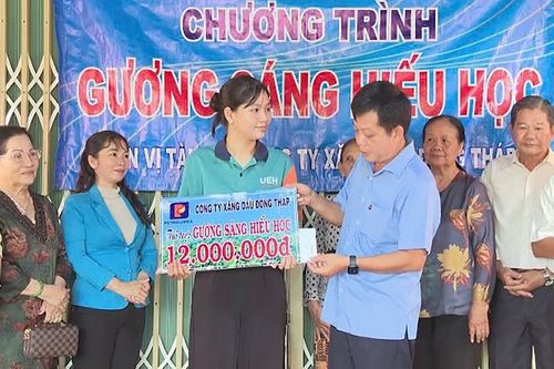 Hội Khuyến học tỉnh Đồng Tháp phối hợp với Chương trình 'Gương sáng hiếu học' trao học bổng cho học sinh khó khăn