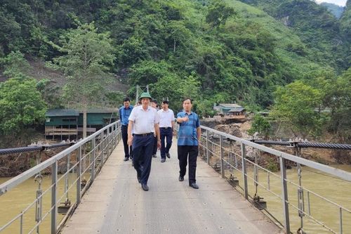 Phó Chủ tịch UBND tỉnh Hoàng Văn Thạch kiểm tra tình hình khắc phục hậu quả thiên tai tại huyện Bảo Lâm