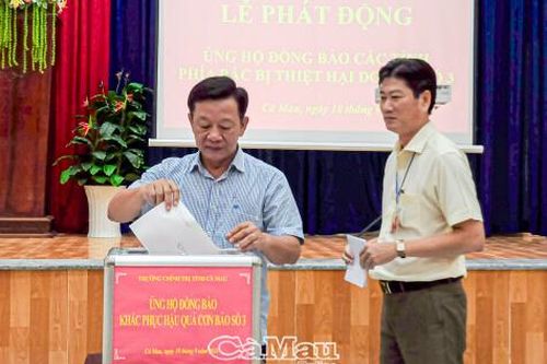 Giáo viên, học viên Trường Chính trị tỉnh ủng hộ đồng bào vùng bão lũ