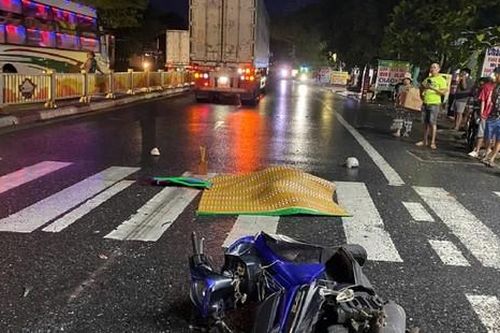 Tai nạn giữa xe đầu kéo và xe máy khiến nam thanh niên tử vong