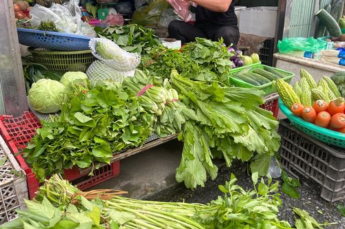 Hậu bão Yagi, hàng hóa thiết yếu giá 'loạn cào cào', bà nội trợ xót xa