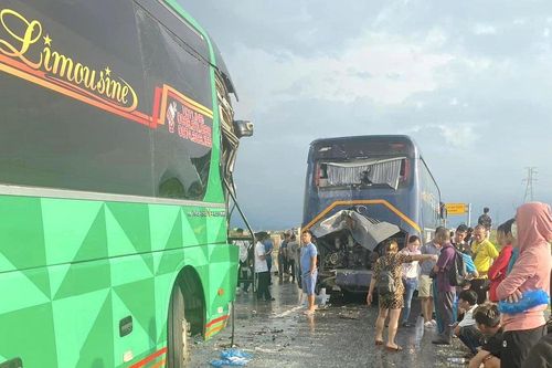 Tai nạn liên hoàn trên cao tốc Diễn Châu - Bãi Vọt, ùn tắc kéo dài